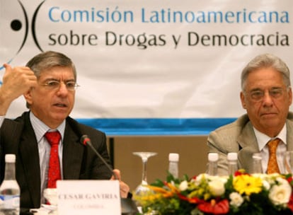 Los ex presidentes César Gaviria, izquierda, y Fernando Henrique Cardoso, a la derecha, ayer en Río de Janeiro.