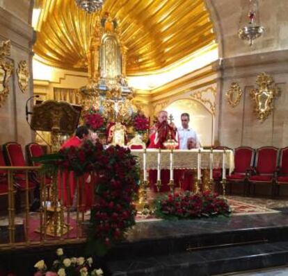 Miguel Ángel Schiller durante un oficio religioso.