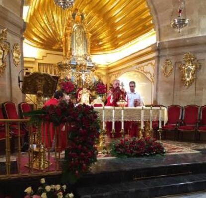 Miguel &Aacute;ngel Schiller durante un oficio religioso.