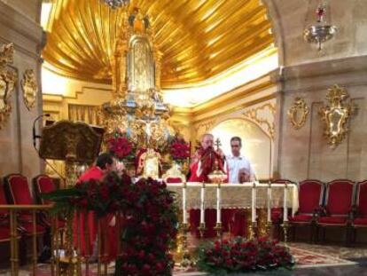 Miguel &Aacute;ngel Schiller durante un oficio religioso.