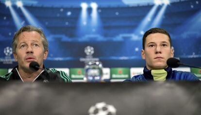 El entrenador del Schalke 04, Jens Keller y el jugador Julian Draxler, durante la rueda de prensa que el equipo ofreció en Gelsenkirchen, Alemania.