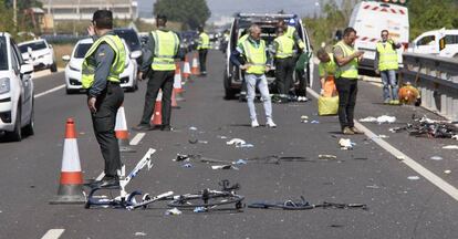 La Guardia Civil y miembros de Emergencias axaminan el lugar del accidente de Oliva