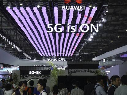 Visitantes ante el pabellón de Huawei en el congreso celebrado esta semana en Shangái.