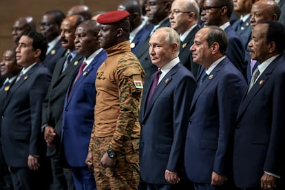 Vladímir Putin (segundo por la derecha) en la clausura de la cumbre Rusia-África, este viernes en San Petersburgo.
