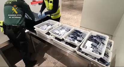 Las tabletas con casi 20.000 pastillas contra la disfunción eréctil intervenidas en una maleta en el aeropuerto de Elche (Alicante).