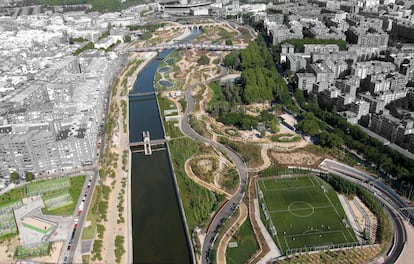 La complejidad del proyecto de Madrid Río otorga al estudio holandés West 8, uno de los participantes en la transformación del espacio fluvial del Manzanares, un conocimiento de las características sociales y urbanísticas de la capital que puede ser una de sus ventajas. Presenta el proyecto para Azca, junto a Porras Guadiana Arquitectos, estudio español con el que colaboró para Madrid Río, junto a Burgos & Garrido. |