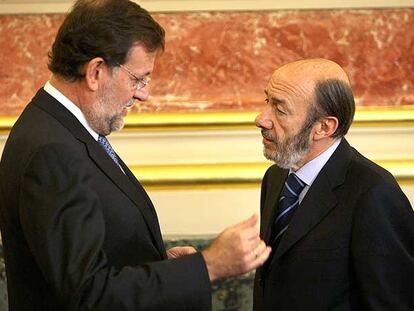 Mariano Rajoy y Alfredo Pérez Rubalcaba, ayer, durante su conversación en el Congreso.