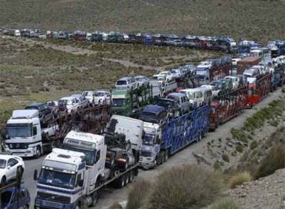 Camiones con automóviles de segunda mano, en Tambo Quemado, en la frontera entre Bolivia y Chile, a unos 250 kilómetros de La Paz.