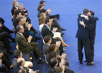 El alcalde de A Coruña, Francisco Vázquez, se abraza con el alcalde de Madrid, Alberto Ruiz Gallardón.