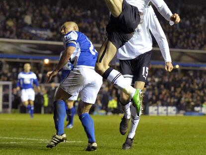 Bale trata de controlar el balón en un partido de la <i>Premier. </i>