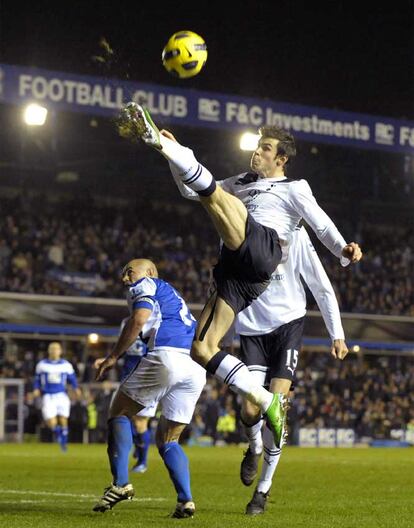 Bale trata de controlar el balón en un partido de la <i>Premier. </i>