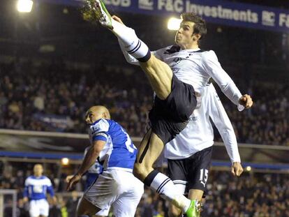 Bale trata de controlar el balón en un partido de la <i>Premier. </i>