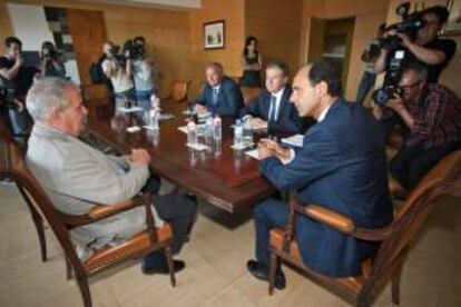 Ignacio Diego, presidente de Cantabria (d), junto a Miguel Gómez de Liaño (i), presidente en funciones de la empresa SNIACE, y los consejeros de industria y medio ambiente, Eduardo Arasti (2d) y Javier Fernández (2i), respectivamente, durante una reunión mantenida ayer en el Gobierno de Cantabria, donde la empresa dará a conocer los planes de la fabrica sobre el ERE de extinción de empleo que afecta a toda la factoría de Torrelavega.