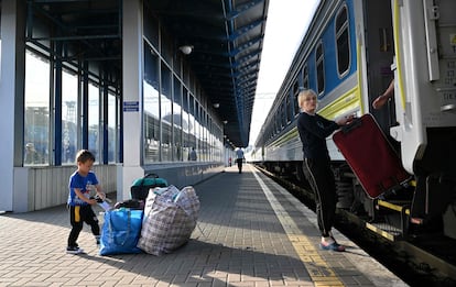 Una mujer ucrania y su hijo se bajan del tren que los trae de vuelta a Kiev desde Polonia, a donde huyeron al comenzar la guerra. Por primera vez desde el principio de la invasión rusa, el flujo de viajeros se invirtió el martes, con 29.000 salidas frente a 34.000 entradas, según las cifras oficiales de la guardia fronteriza.
