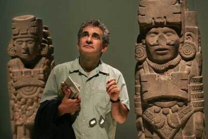 Bernardo Atxaga, en la exposición de <i>El imperio azteca,</i> en Bilbao.