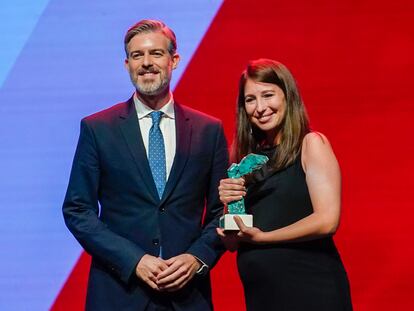 La periodista Ana Corbatón, de la Cadena SER, posa con su premio en la gala de la Fundación Línea Directa en los Teatros Príncipe Pío en Madrid, este martes.