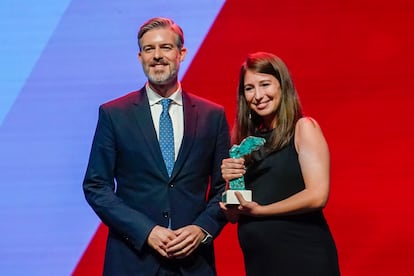 La periodista Ana Corbatón, de la Cadena SER, posa con su premio en la gala de la Fundación Línea Directa en los Teatros Príncipe Pío en Madrid, este martes.