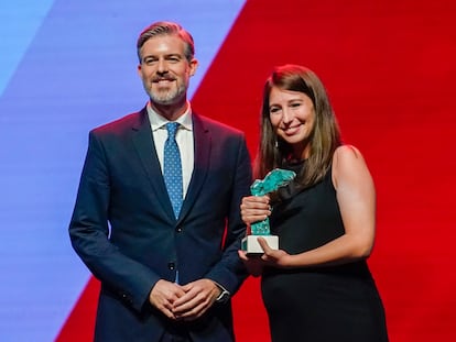 La periodista Ana Corbatón, de la Cadena SER, posa con su premio en la gala de la Fundación Línea Directa en los Teatros Príncipe Pío en Madrid, este martes.