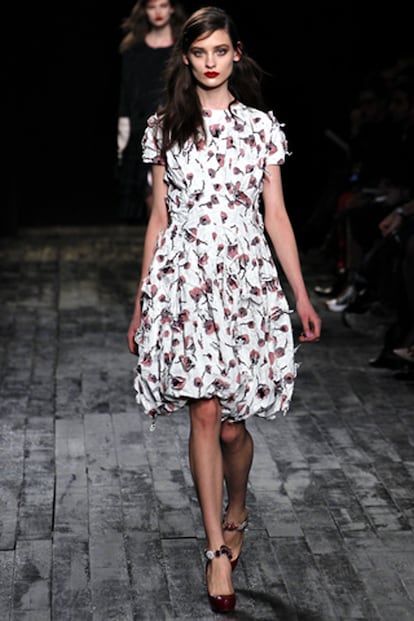 Este vestido blanco con estampado de flores es un dise?o de Nina Ricci.