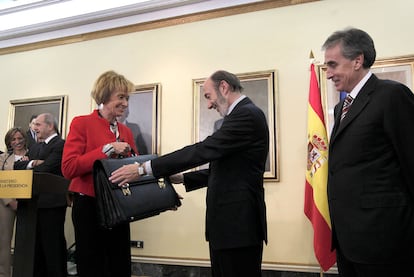 El nuevo vicepresidente, Alfredo Pérez Rubalcaba, recibe la cartera de manos de su antecesora, María Teresa Fernández de la Vega, ante la mirada de Ramón Jáuregui.