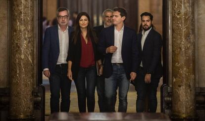 Jose Maria Villegas, Lorena Roldán, Carlos Carrizosa, Albert Rivera y Fernando del Páramo, esta mañana, en el Parlament.