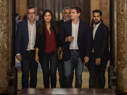 Jose Maria Villegas, Lorena Roldán, Carlos Carrizosa, Albert Rivera y Fernando del Páramo, esta mañana, en el Parlament.