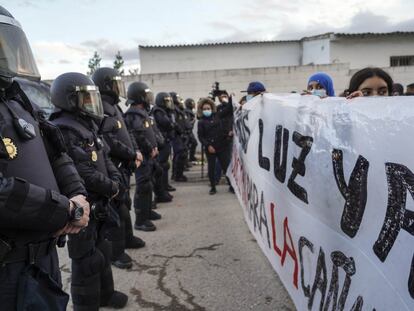 Agentes antidisturbios controlan una protesta de los vecinos para reclamar luz en la Cañada Real de Madrid