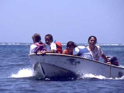 Niños en dirección a la escuela del pueblecito de Oak Ridge, en la isla de Roatán, una de las Islas de la Bahía, en la costa atlántica de Honduras.