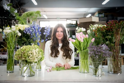Elena Suárez, florista, en su taller de Madrid.