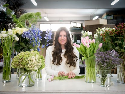 Elena Suárez, florista, en su taller de Madrid.