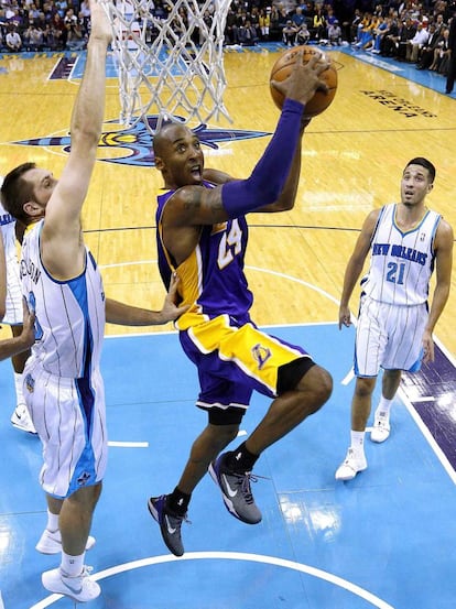 Kobe Bryant entra a canasta con la defensa de Ryan Anderson y Greivis Vasquez.