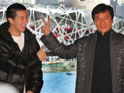 Jaycee Chan junto a su padre, el actor Jackie Chan, en Pekín en 2009.