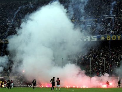 Aspecto general del estadio de San Siro en plena tormenta incendiaria