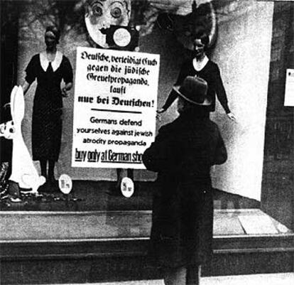 Propaganda antijudía, en un escaparate durante el nazismo.