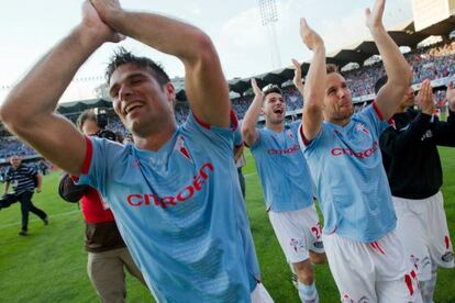 Los jugadores del Celta, con camiseta Li-Ning, celebran el ascenso.