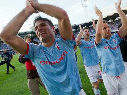 Los jugadores del Celta, con camiseta Li-Ning, celebran el ascenso.