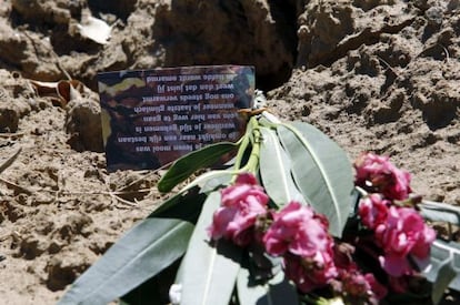 Flowers and a card left in the shallow grave in Murcia where the bodies of Ingrid Visser and her husband were found.