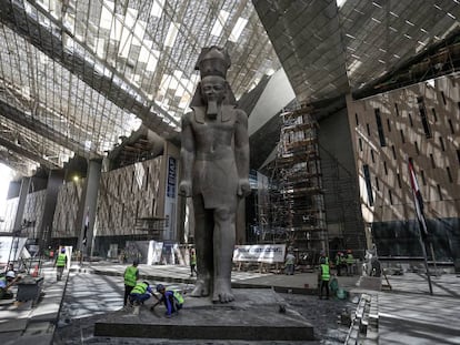 Tareas de limpieza en una sala del Gran Museo Egipcio de Guiza, donde se levanta una estatua gigante del faraón egipcio Ramsés II.