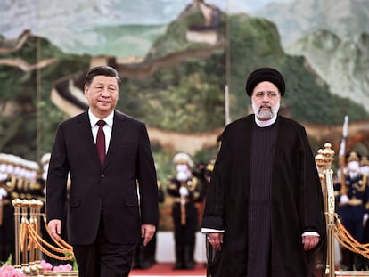 El presidente chino, Xi Jinping (izquierda), y su homólogo iraní, Ebrahim Raisí, este jueves 16 de febrero de 2023, en Pekín.