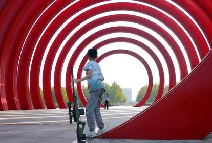 Un niño sostiene una pistola de juguete en las afueras de Tianjin (China).