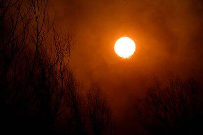 El sol visto a través del humo y el marisma provocado por el calor de los incendios.