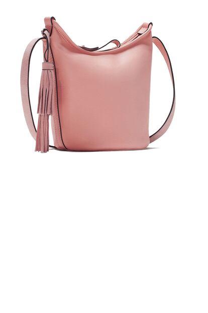 Bolso rosa pastel con borlas de Zara. Cuesta 49,95 euros y lo tenemos fichado de cara al comienzo de los descuentos en Inditex.