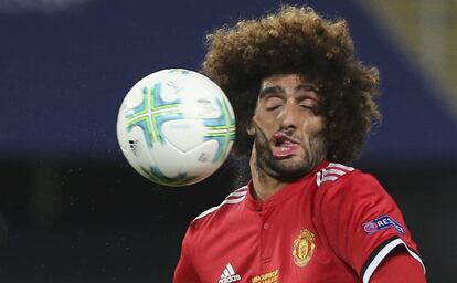 Fellaini recibe un balonazo en el rostro.