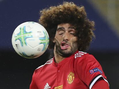 Fellaini, rebent la pilotada a la cara.