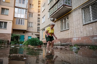 Una mujer camina alrededor de su casa en una calle inundada, después de que se rompiera la presa de Nova Kajovka, el 6 de junio.