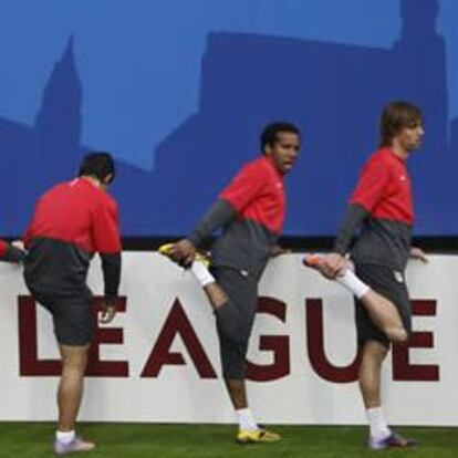 Jugadores del Atlético de Madrid entrenan en Hamburgo.