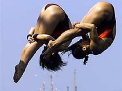 Lola Sáez y Leire Santos ejecutan uno de sus saltos en la final.