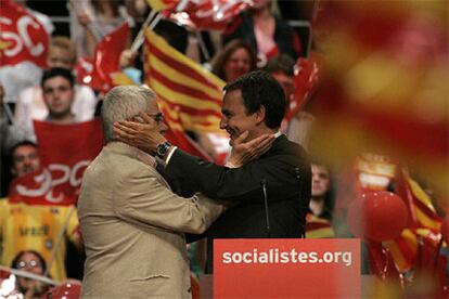 Pasqual Maragall y José Luis Rodríguez Zapatero se saludan afectuosamente ayer en el mitin de Girona.