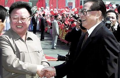 Kim Jong-il recibe en Pyongyang al entonces presidente chino Jiang Zemin, en septiembre de 2001.