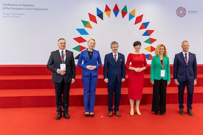 La presidenta del Congreso, Meritxell Batet, y el presidente del Senado, Ander Gil, junto a otros responsables de Parlamentos de la UE en Praga, este lunes.